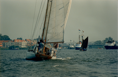 F011687 Diverse zeil- en motorschepen nabij de stadsbrug.