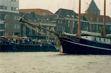 F011697 Driemaster de Vrijheid passeert hier de bezoekers op de IJsselkade.