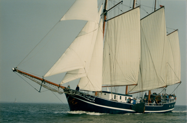 F011699 Driemaster de Vrijheid , één van de grotere zeilschepen van de bruine vloot in Kampen op het IJsselmeer.