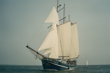 F011700 Driemaster de Vrijheid , één van de grotere zeilschepen van de bruine vloot in Kampen, op deze foto vaart het ...