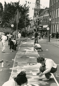F012466 Wereldrecordpoging 'Langste tekening' in de Oudestraat, één van de initiatiefnemers was Adema, Cor.