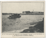 F012878 Een van de drie pontveren welke toegang geven tot het Kampereiland. In de pont en op de weg landbouwers van het ...