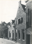 F012988 Twee gerestaureerde woonhuizen in de Keizersstraat, nr. 23 (r.m.) en 25 (l.m.), het deurtje rechts onder is de ...