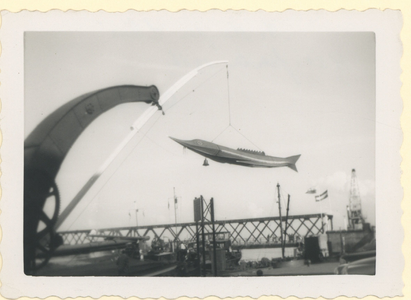 F013461 De eerste Kamper steur, de brug en de takel op de IJsselkade tijdens de H2O feesten.