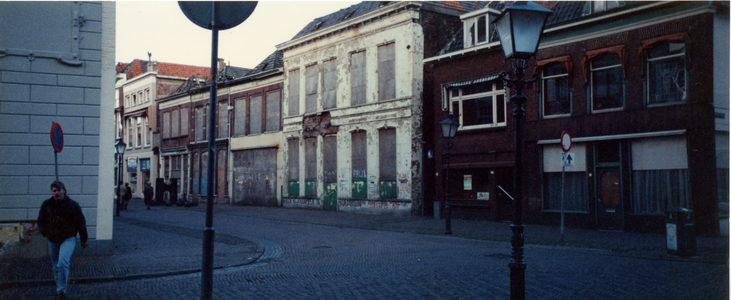 F013495 De oude gevels links en het witte hoofdgebouw van Uitgeverij Kok, in de volksmond ook wel de Kokpanden genoemd.