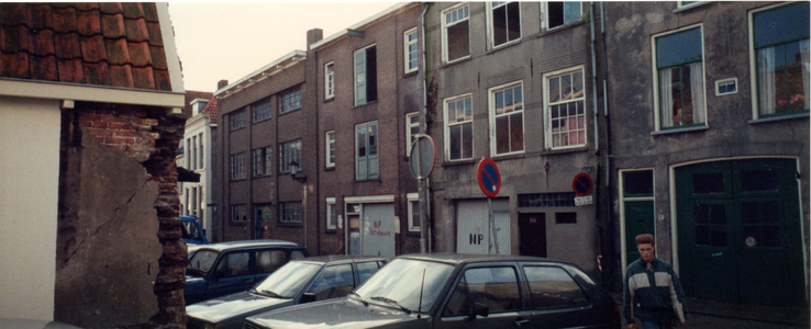 F013498 Achterzijde van een drietal bedrijfspanden die deel uitmaken van drukkerij Kok aan de Voorstraat, rechts de ...