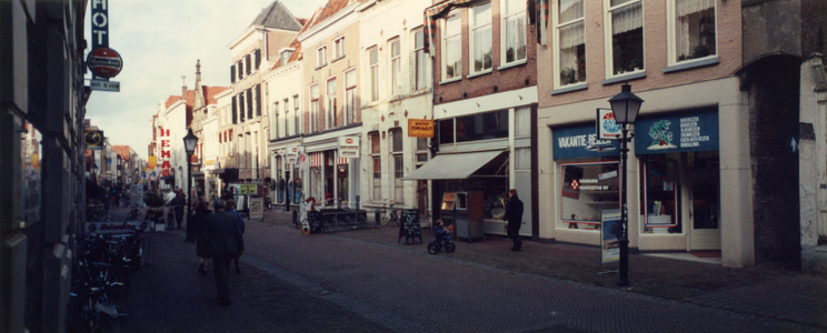 F013502 De Oudestraat, de winkelstraat van Kampen.