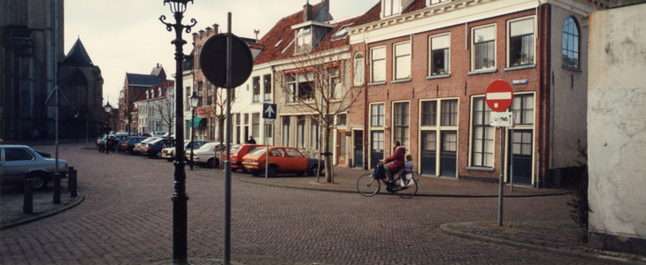 F013505 Woningen aan de Koornmarkt, met links een deel van de St. Nicolaas- of Bovenkerk in Kampen.