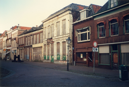 F013508 De Kok-panden in de Oudestraat in Kampen, voor de sloop. Met rechts op de achtergrond de st. Nicolaas- of Bovenkerk..