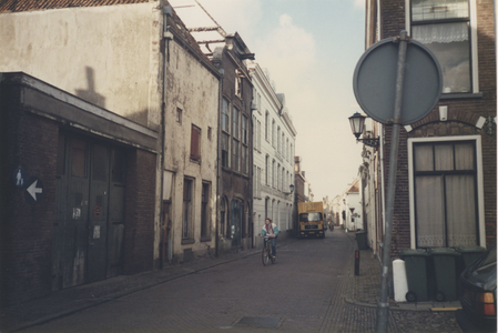 F013510 De eerste 2 panden links in de Voorstraat die toebehoorden aan de drukkerij/uitgeverij Kok in Kampen voor de ...