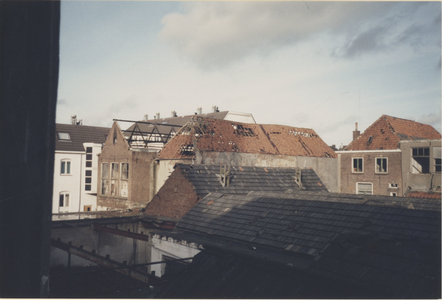 F013513 Achterzijde van diverse panden die op de nominatie staan voor sloop en restauratie en die o.a deel uitmaakten ...