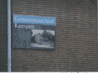 F013573 Banner van het gemeentearchief aan de zijmuur van het gebouw in de Molenstraat.