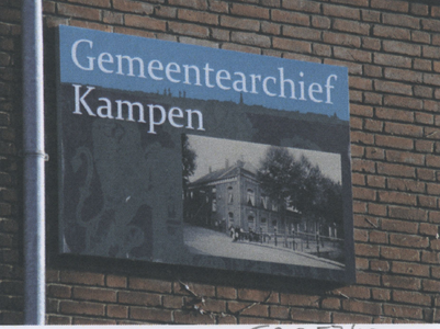 F013574 Banner aan de zijkant van het gebouw van het gemeentearchief in de Molenstraat.