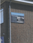 F013577 Banner van het gemeentearchief aan de zijmuur van het gebouw in de Molenstraat.