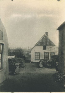 F013582 Boerderijtje aan 't Weggien, zijsteeg tegenover de hervormde kerk aan de Dorpsweg te IJsselmuiden.