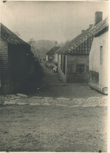 F013583 Een aantal boerderijtjes aan 't Weggien, zijsteeg tegenover de hervormde kerk aan de Dorpsweg te IJsselmuiden.