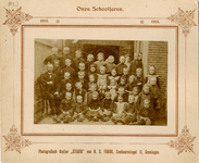 F013617 Groepsfoto met kinderen van de lagere school met meester De Lange.