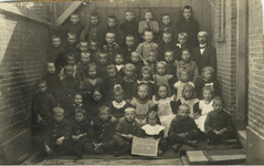 F013638 Klassefoto met meester De Lange van de lagere school aan de Dorpsweg in IJsselmuiden.