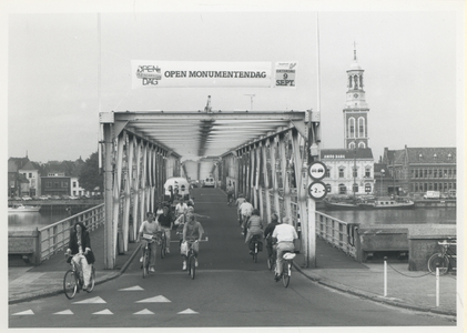 F013645 Op- en afgaande fietsers op de IJsselbrug tijdens de Open Monumentendag op 9 september .