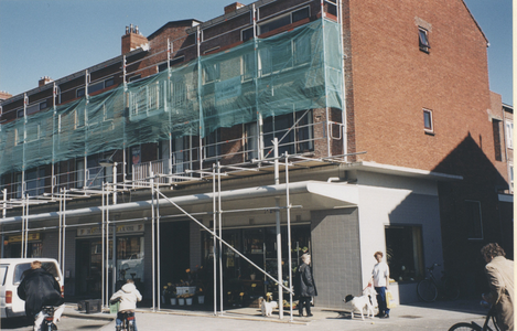 F013648 Renovatie (voegen) van de woningen boven de winkels in de Dr. Damstraat.