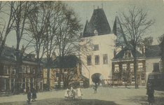 F013729 Spelende kinderen op de Korenmarkt, stadszijde in Kampen..