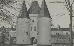 F013730 De rivierzijde van de Korenmarktspoort in Kampen.