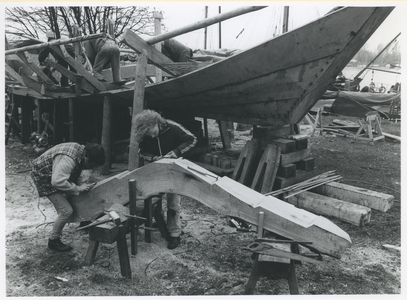 F013735 De bouw van de Kamper Kogge begint op een terrein aan de IJssel bij de oude Buitenhaven, de huidige Koggewerf.