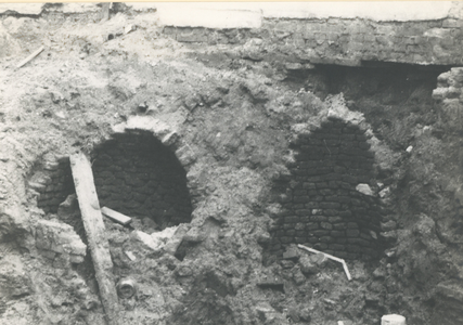 F013737 Bouwput met watergangen aan de achterzijde van het Leger des Heils gebouw aan de Boven Nieuwstraat.