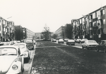 F013744 Flatwoningen aan weerszijde van de Hanzelaan, aan het eind van de straat staat de Technische School die in ...