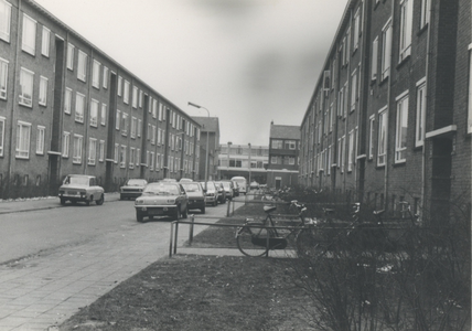 F013745 Flatwoningen aan weerszijde van de Keulsestraat, de straat is genoemd naar de Duitse stad Keulen.