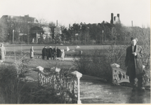 F013749 Rozenlaantje in het Plantsoen, op de achtergrond het staat het Stadsziekenhuis (r.) en Lyceum (l.).