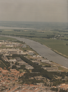 F014064 Luchtfoto - op de voorgrond Brunnepe met achterliggend industrieterrein aan de IJssel.