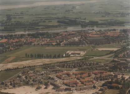 F014070 Luchtfoto - Cellesbroek ter hoogte van de Silene met op de achtergrond het Almere College en de Hanzewijk.