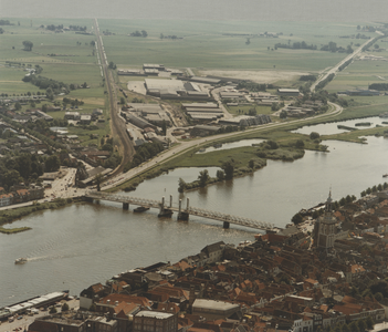 F014074 Luchtfoto - Oude IJsselbrug gezien richting het industrieterrein Spoorlanden.