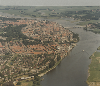 F014075 Luchtfoto - Kampen gezien vanaf de molen.