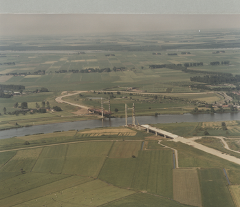 F014077 Luchtfoto - Molenbrug in aanbouw.