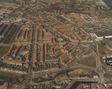 F014085 Luchtfoto - Brunnepe met centraal gelegen Wilhelminalaan.