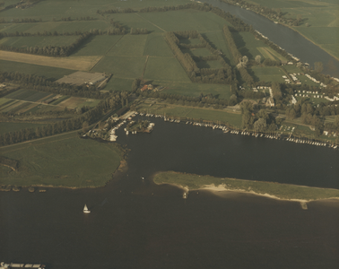 F014090 Luchtfoto - IJssel met het Gat van Seveningen.