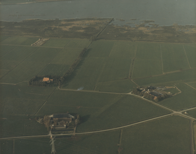 F014095 Luchtfoto - verschillende boeren erven op het Kampereiland.