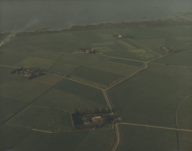 F014096 Luchtfoto - verschillende boeren erven op het Kampereiland.