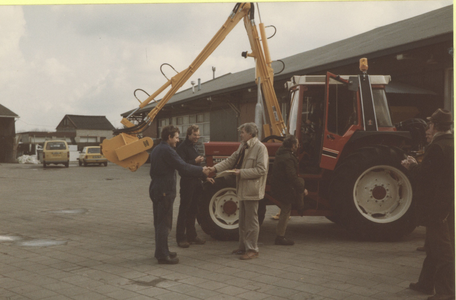 F014225 IJsselmuiden Voertuigenpark bij de werkplaats van de gemeentewerken Kampen.