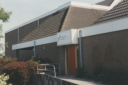F014232 IJsselmuiden - Muziekschool nabij de sporthal aan de Oosterholdseweg..