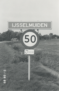 F014246 IJsselmuiden - plaatsnaambord met snelheidsaanduiding..