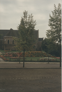 F014603 IJsselmuiden Dorpskerk vanaf het Markeresplein gezien.