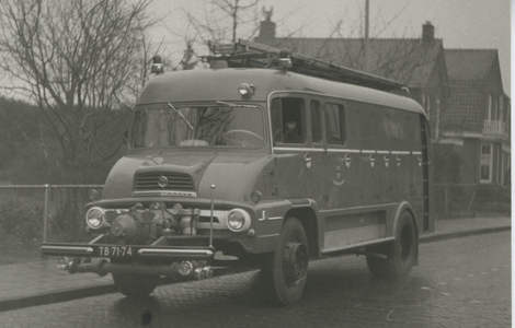 F014659 Brandweer IJsselmuiden - op dinsdag 1 maart 1960 werd deze brandweerauto overgedragen door B&W IJsselmuiden aan ...