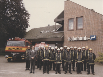F014671 Brandweer IJsselmuiden - groepsfoto voor de RABO-bank in augustus 1985.