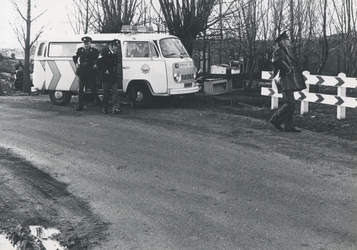 F014673 Brandweer IJsselmuiden - oefening met auto te water en meerdere aanrijdingen..