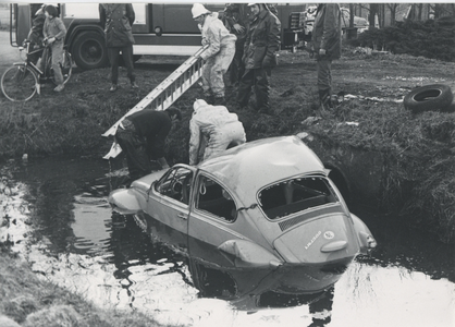 F014675 Brandweer IJsselmuiden - oefening met auto te water en meerdere aanrijdingen..