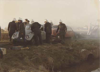 F014689 Brandweer IJsselmuiden - actiefoto van brandweer en politie.