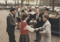 F014726 John Cornish, de enige overlevende van de in 1943 neergestorte Lancaster bommenwerper bracht met zijn ...